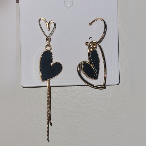 ASYMMETRICAL BLACK & GOLD HEART EARRINGS - Picture 4 of 5